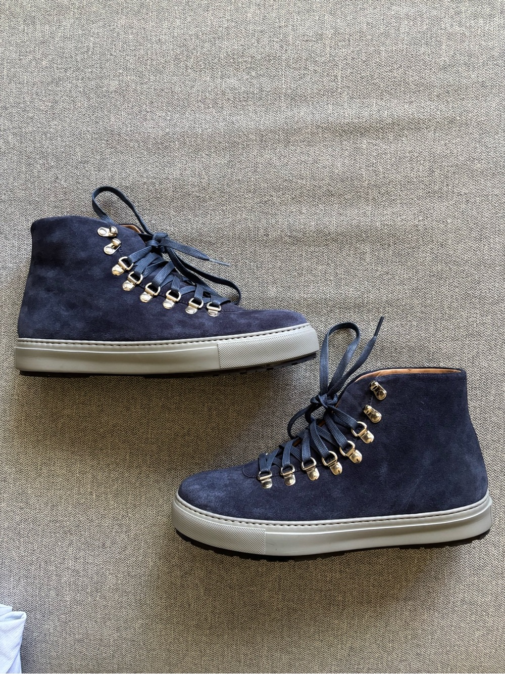 Magnanni Navy Suede Chukka Boots with Silver Eyelets